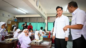 Tinjau Penerapan Program MBG, Gibran Ingatkan Pentingnya Asupan Gizi Seimbang untuk Anak