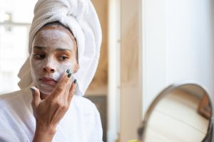 Bikin Kusam dan Tak Glowing, Ini 5 Kesalahan Membersihkan Wajah Menurut Dermatologi