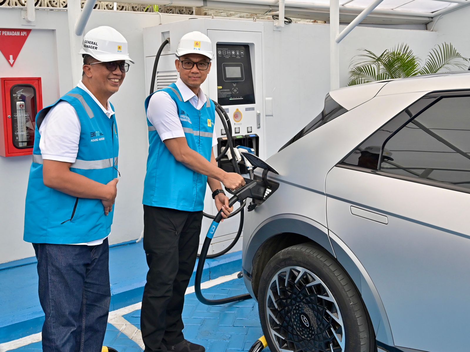 Direktur Utama PT PLN (Persero) Darmawan menyampaikan bahwa PLN telah menyiagakan 312 unit SPKLU yang tersebar di 214 titik di 26 kota/kabupaten di Jawa Barat